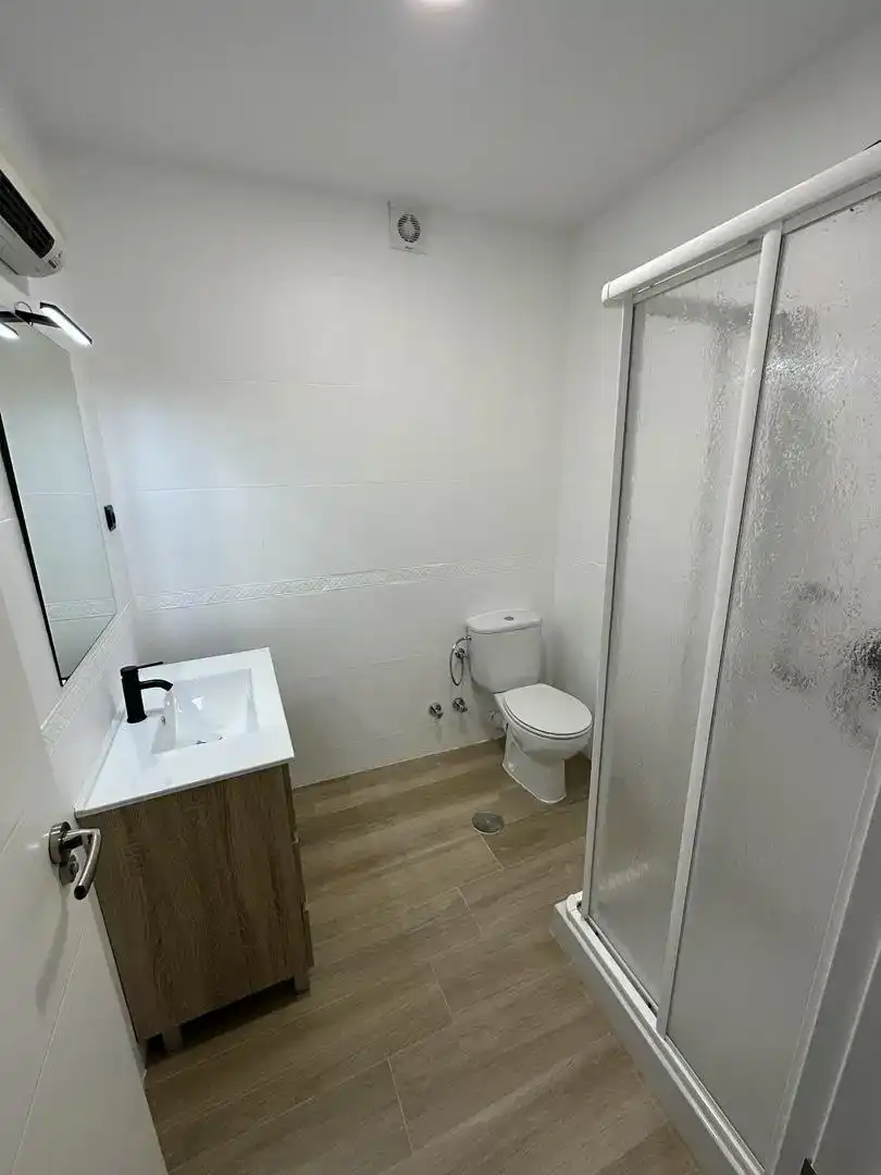 Bany de Pis per a compartir en Jaén amb Aire condicionat, Parquet i Moblat