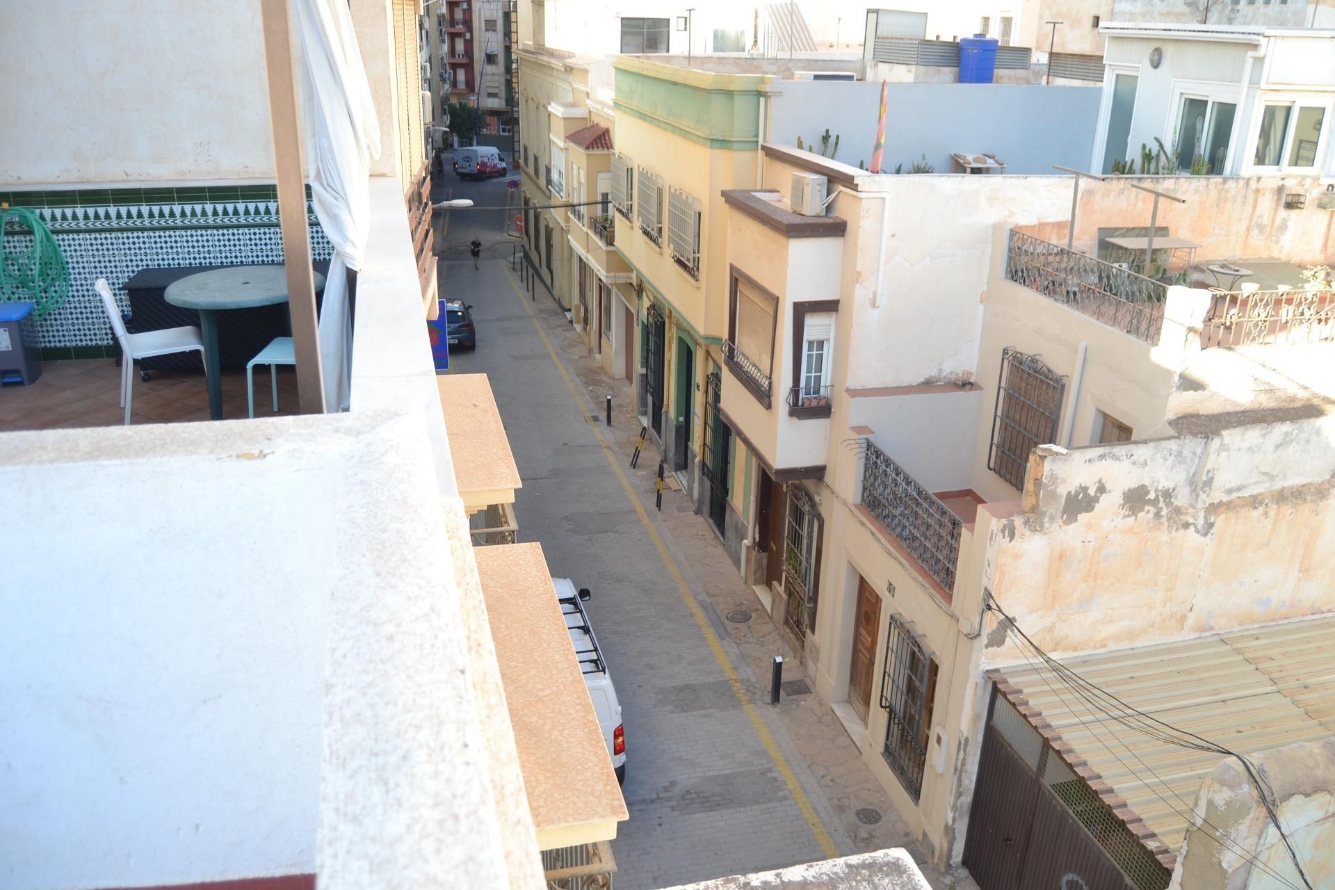 Vista exterior de Àtic de lloguer en  Almería Capital amb Calefacció