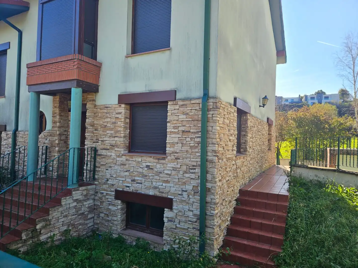 Außenansicht von Einfamilien-Reihenhaus zum Verkauf in Aia mit Heizung, Privatgarten und Terrasse