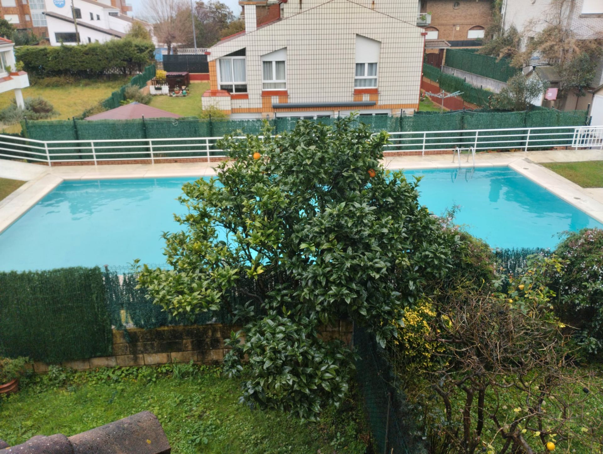 Schwimmbecken von Einfamilien-Reihenhaus zum Verkauf in Laredo mit Heizung, Privatgarten und Terrasse