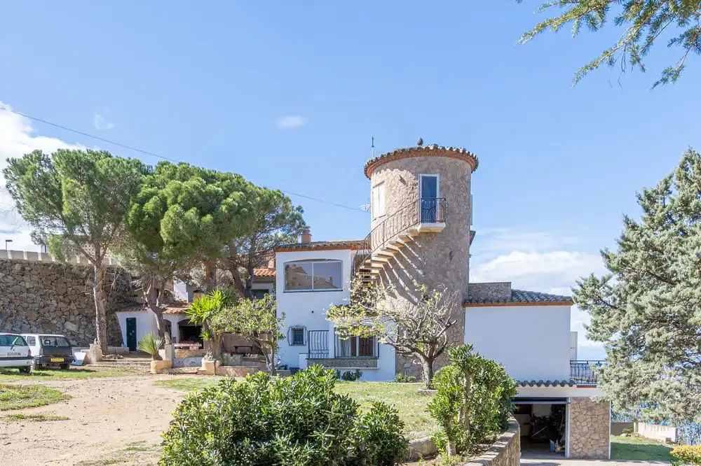 Vista exterior de Casa o xalet en venda en Roses amb Calefacció, Jardí privat i Terrassa