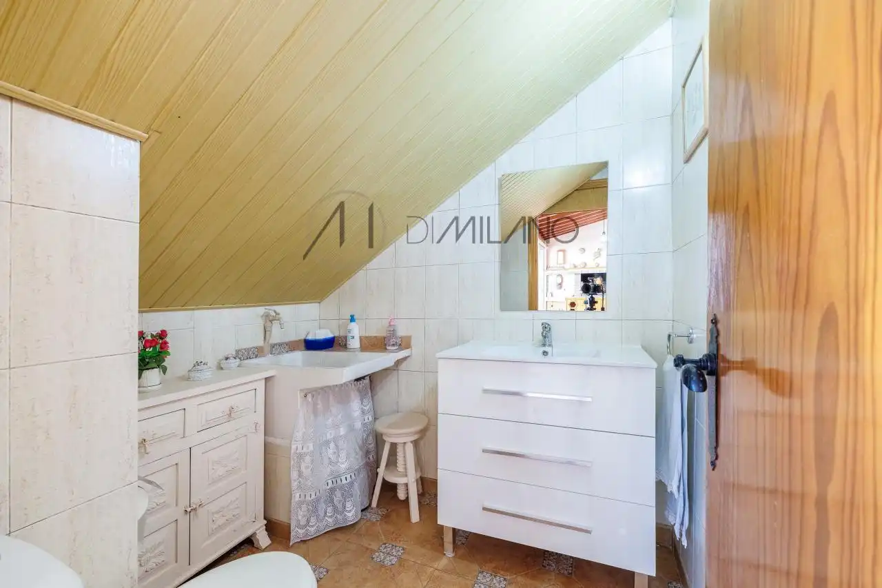 Baño de Casa adosada en venta en Vigo  con Calefacción, Jardín privado y Parquet