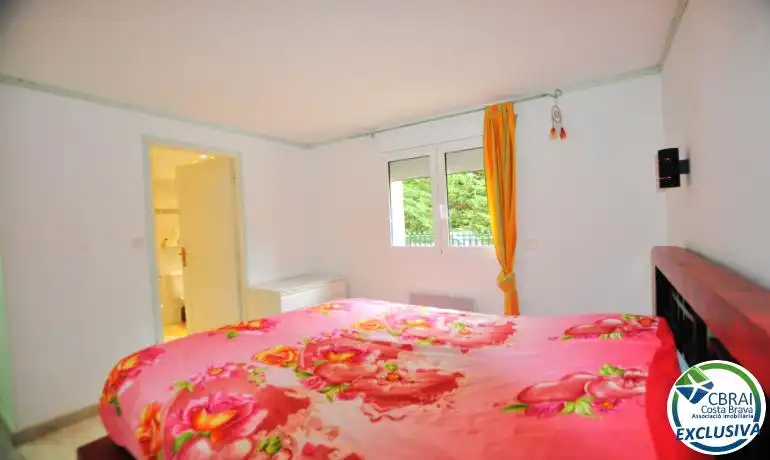 Schlafzimmer von Einfamilien-Reihenhaus zum Verkauf in Roses mit Heizung
