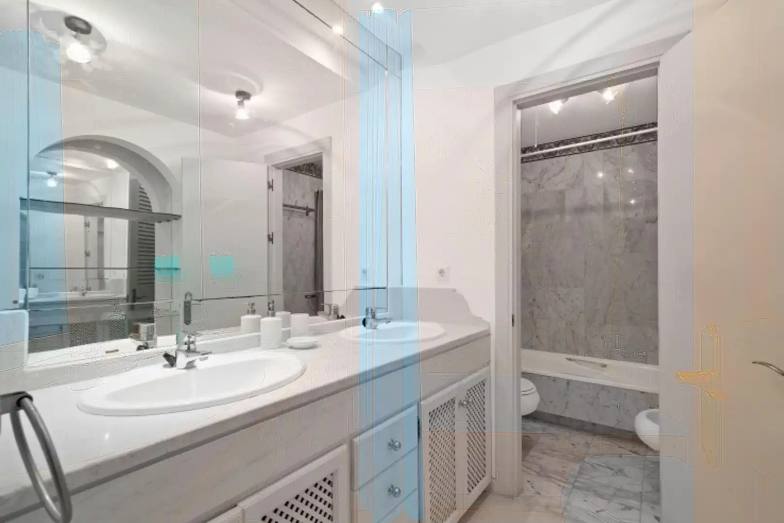 Baño de Apartamento en venta en Estepona con Calefacción, Jardín privado y Piscina comunitaria