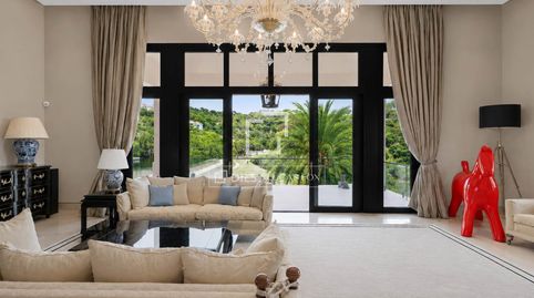 Residencia de 6 dormitorios y 7 baños en una parcela de 6.426 m, diseñada para combinar privacidad, bienestar, golf y entretenimie, imatge 3