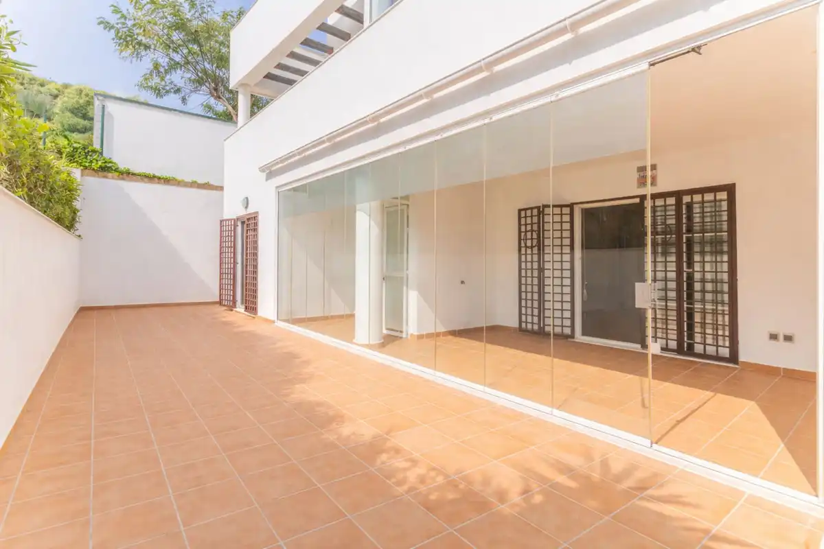 Terrasse von Erdgeschoss zum Verkauf in La Alcaidesa mit Terrasse, Abstellraum und Gemeinschaftspool