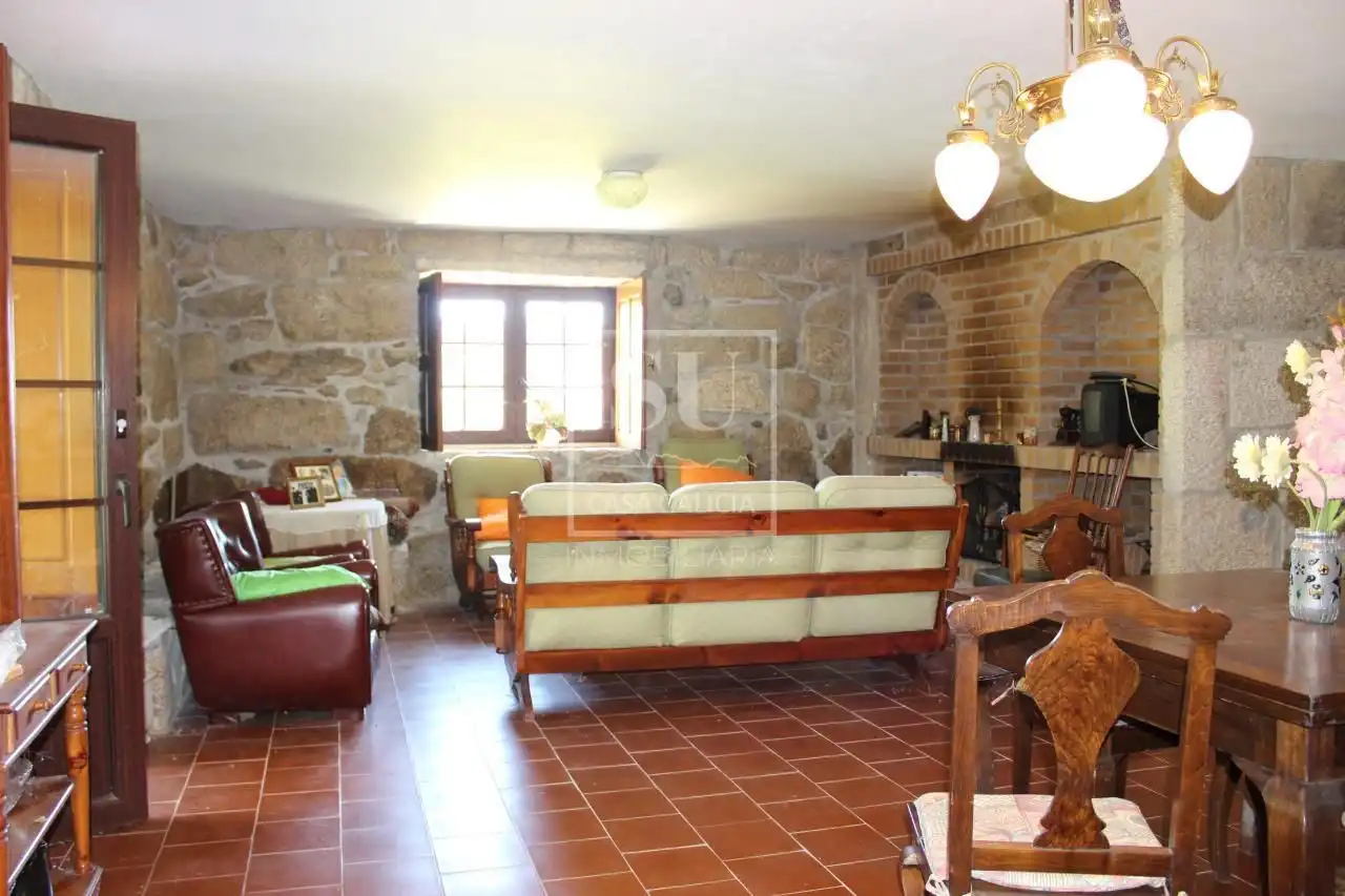 Wohnzimmer von Country house zum Verkauf in A Lama   mit Privatgarten