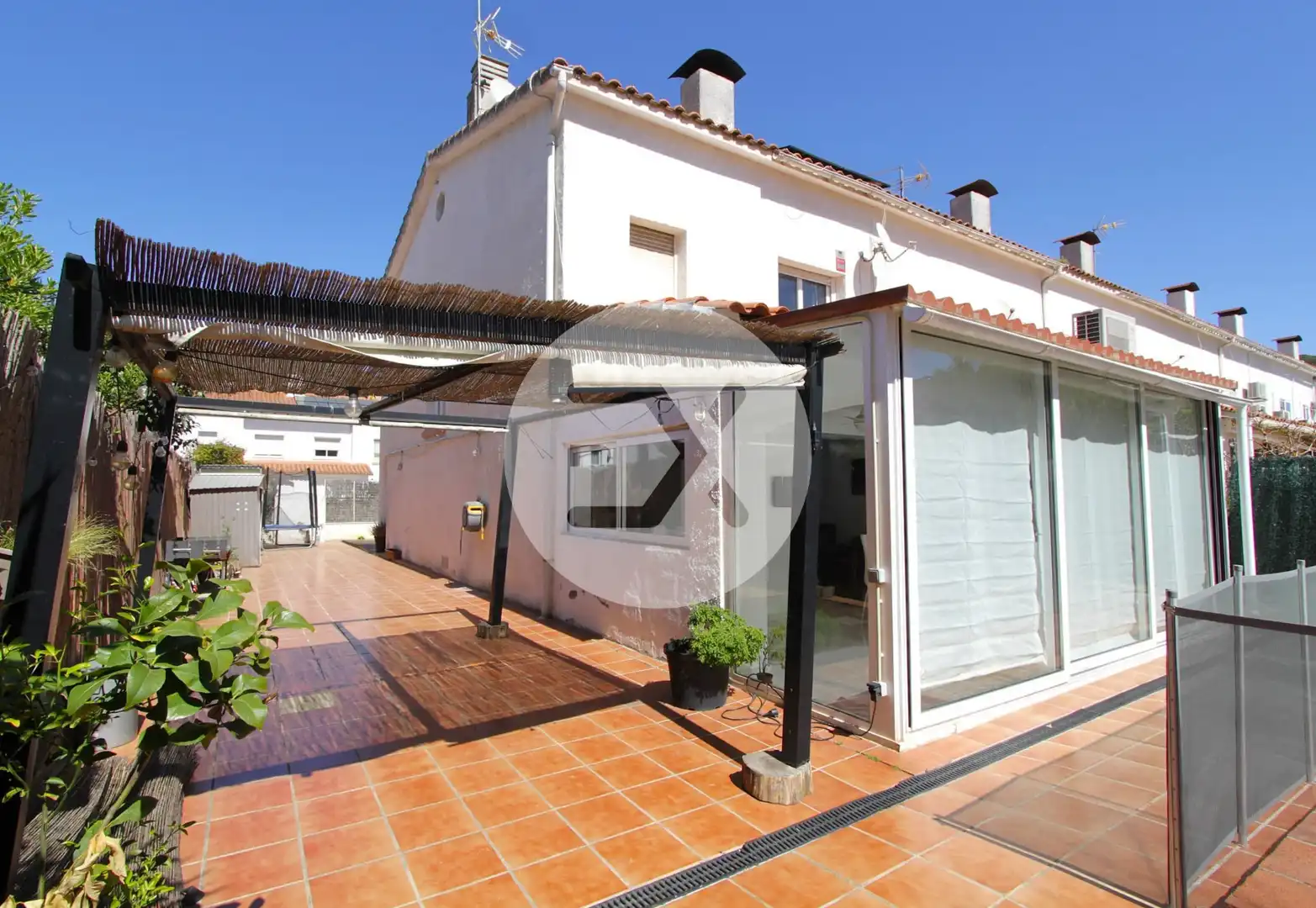 Außenansicht von Einfamilien-Reihenhaus zum Verkauf in Castelldefels mit Klimaanlage, Heizung und Privatgarten