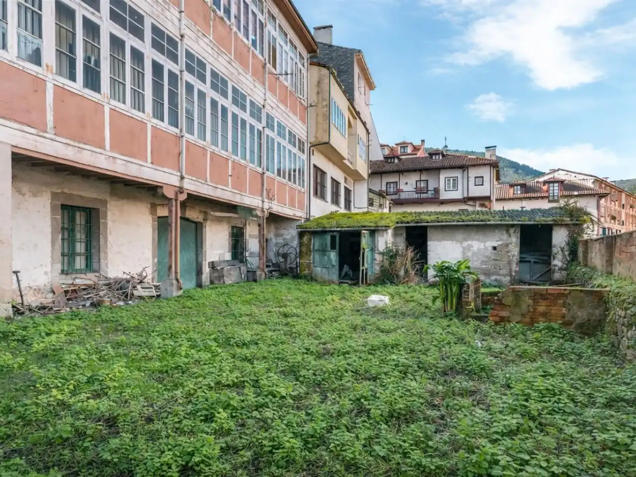 Vista exterior de Local de alquiler en Salas con Alarma
