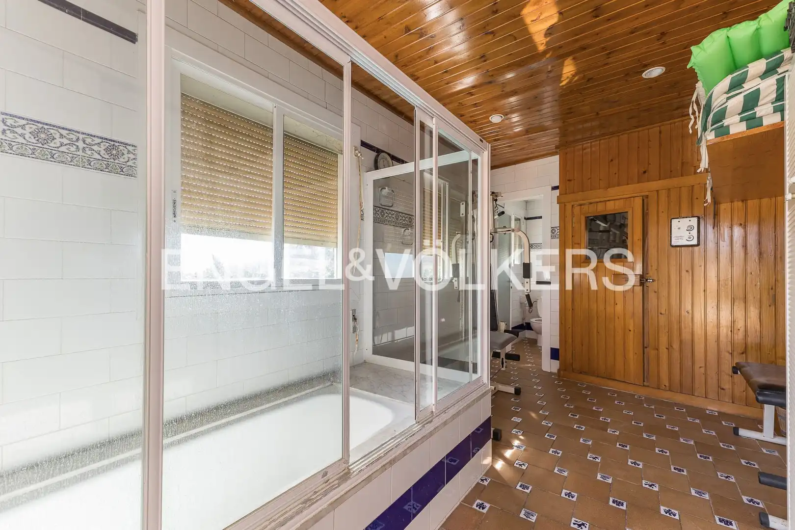 Badezimmer von Country house zum Verkauf in Barcelona mit Heizung, Parkett und Terrasse