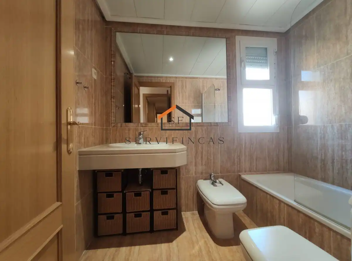Bathroom of Flat for rent in Madrid  with Air Conditioner, Heating and Parquet flooring
