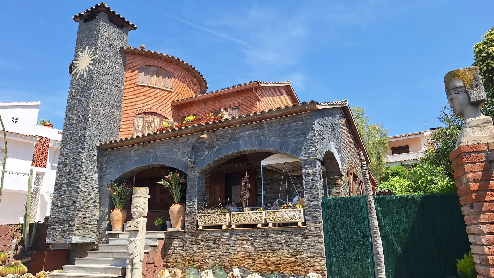 Exterior view of Houses for sale in Roda de Berà