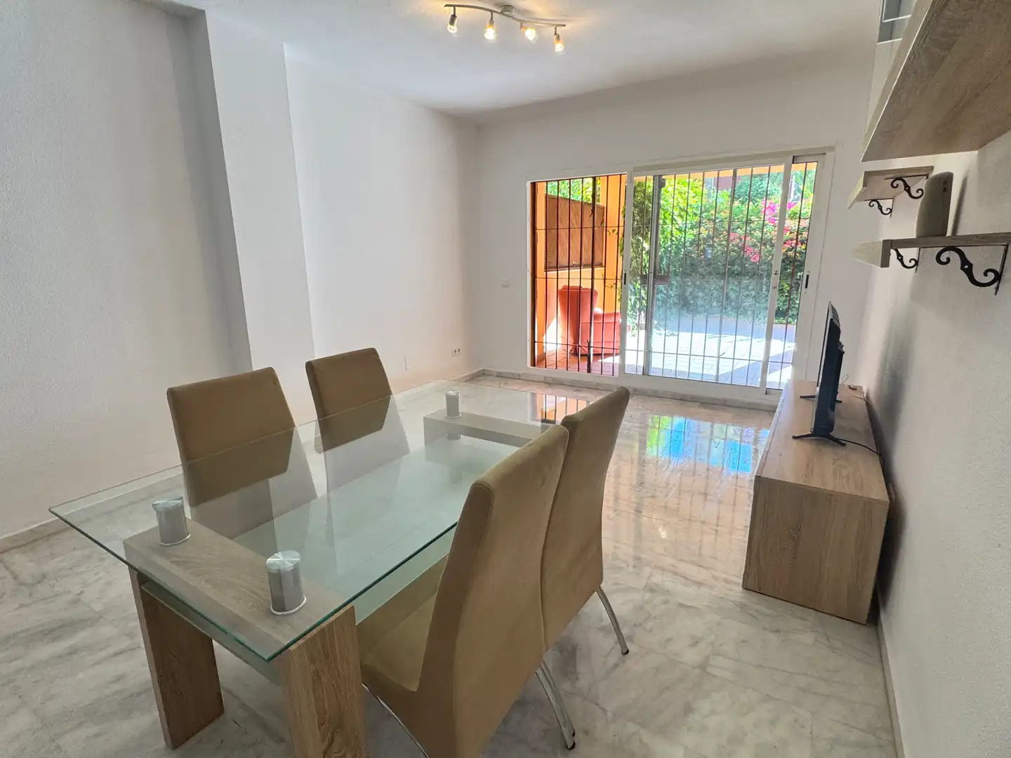 Esszimmer von Erdgeschoss zum Verkauf in Marbella mit Klimaanlage, Privatgarten und Abstellraum
