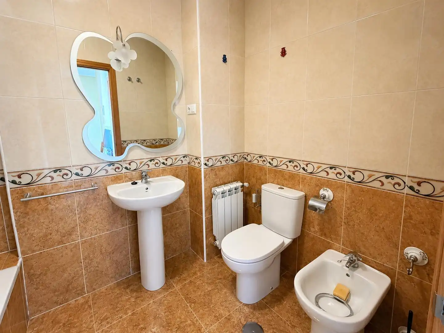 Badezimmer von Einfamilien-Reihenhaus zur Miete in Alovera mit Heizung, Privatgarten und Ofen