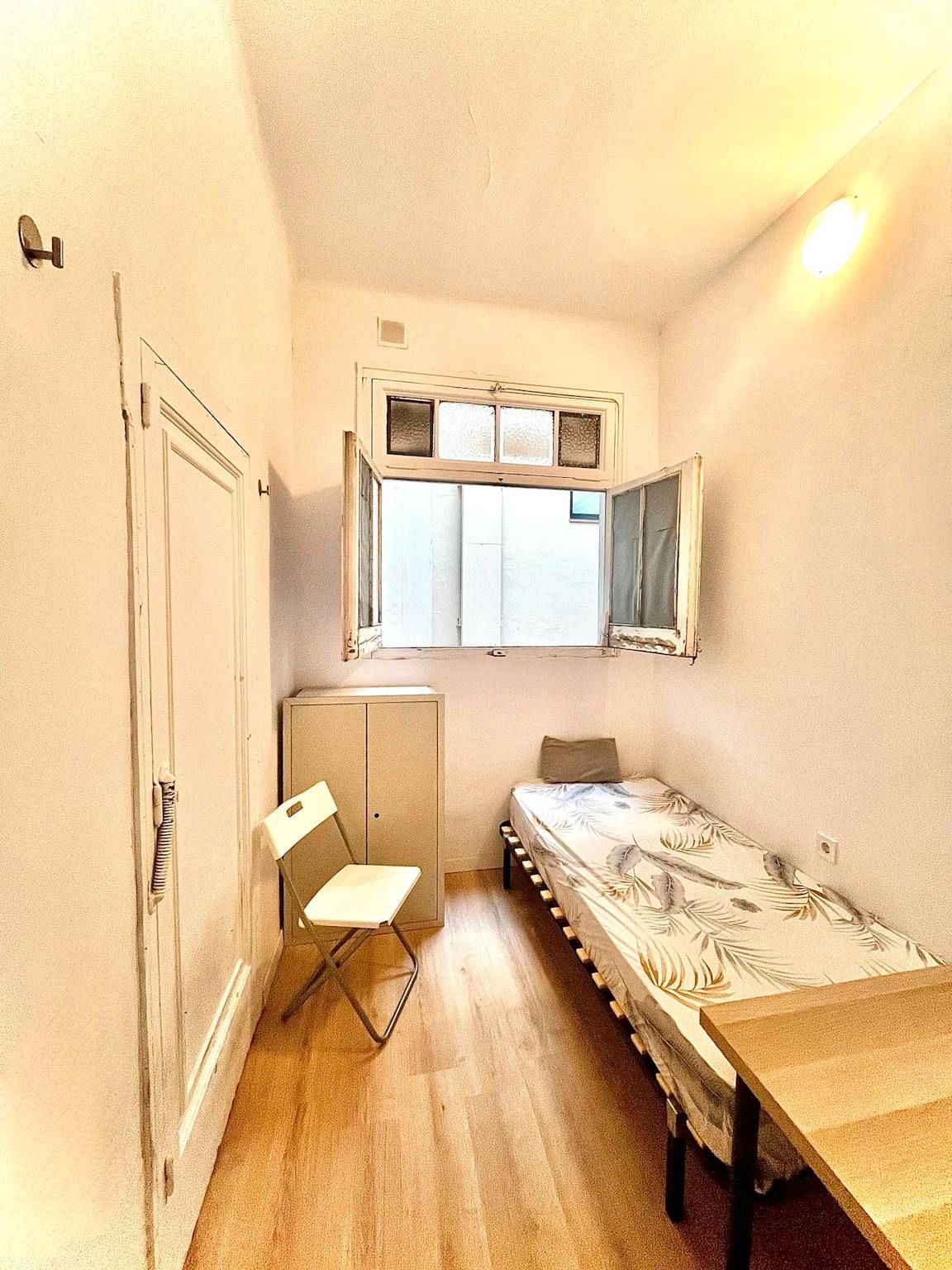 Bedroom of Flat to share in  Barcelona Capital  with Heating, Furnished and Washing machine