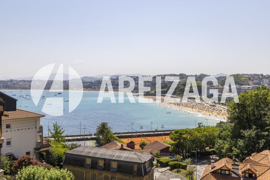 Vista exterior de Casa o xalet en venda en Donostia - San Sebastián  amb Calefacció, Jardí privat i Terrassa