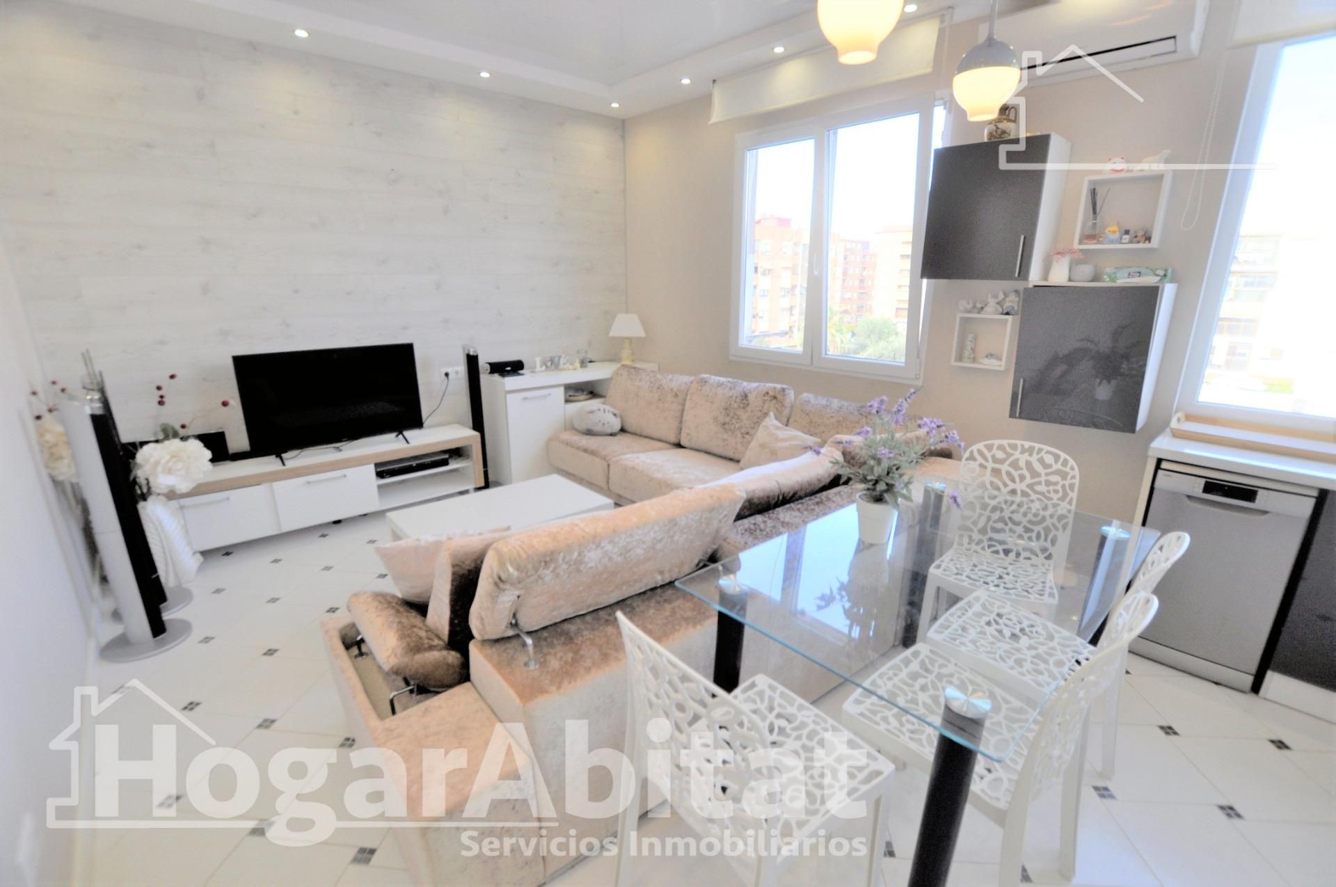 Living room of Flat for sale in  Valencia Capital  with Air Conditioner and Alarm