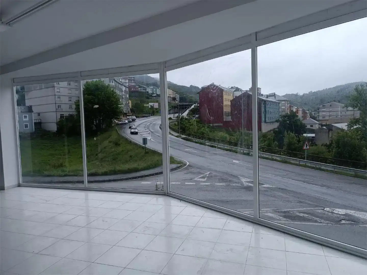 Terrasse von Fabrikhallen zur Miete in Becerreá