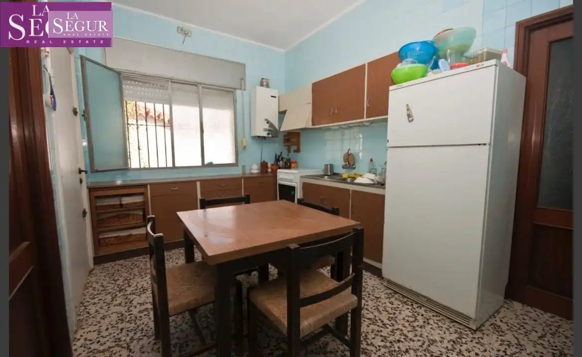 Cuina de Casa o xalet en venda en Conil de la Frontera amb Jardí privat, Terrassa i Traster