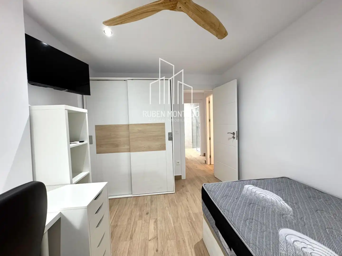 Room in Avenida de Portugal 141 3ºF, 141, Carmelitas