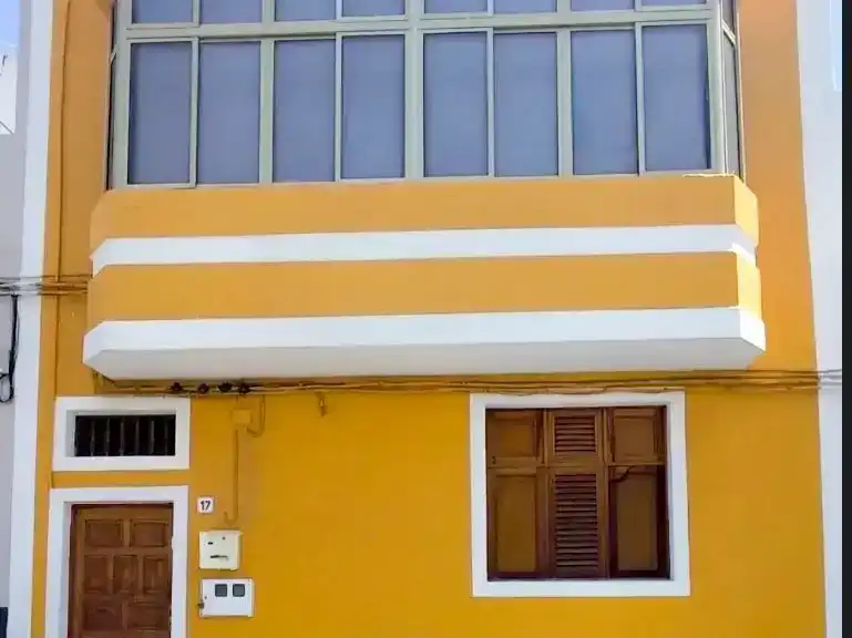 Vista exterior de Casa adosada en venda en Telde amb Balcó