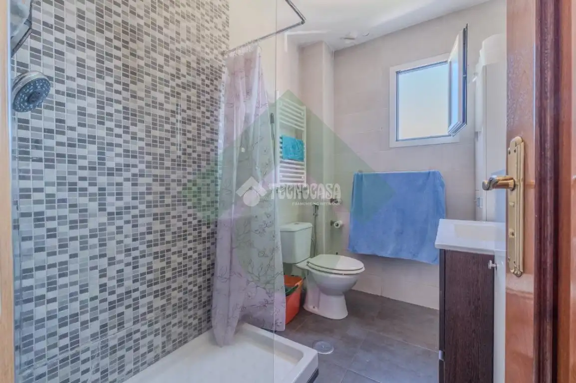 Bathroom of Flat for sale in Madrid  with Air Conditioner, Heating and Terrace