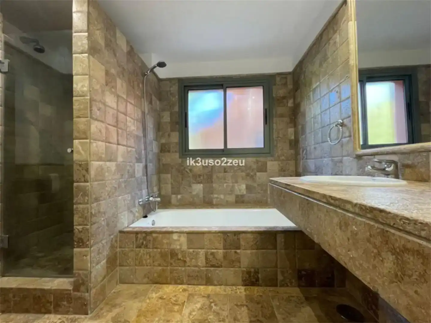Badezimmer von Wohnung zur Miete in Estepona mit Klimaanlage und Schwimmbad