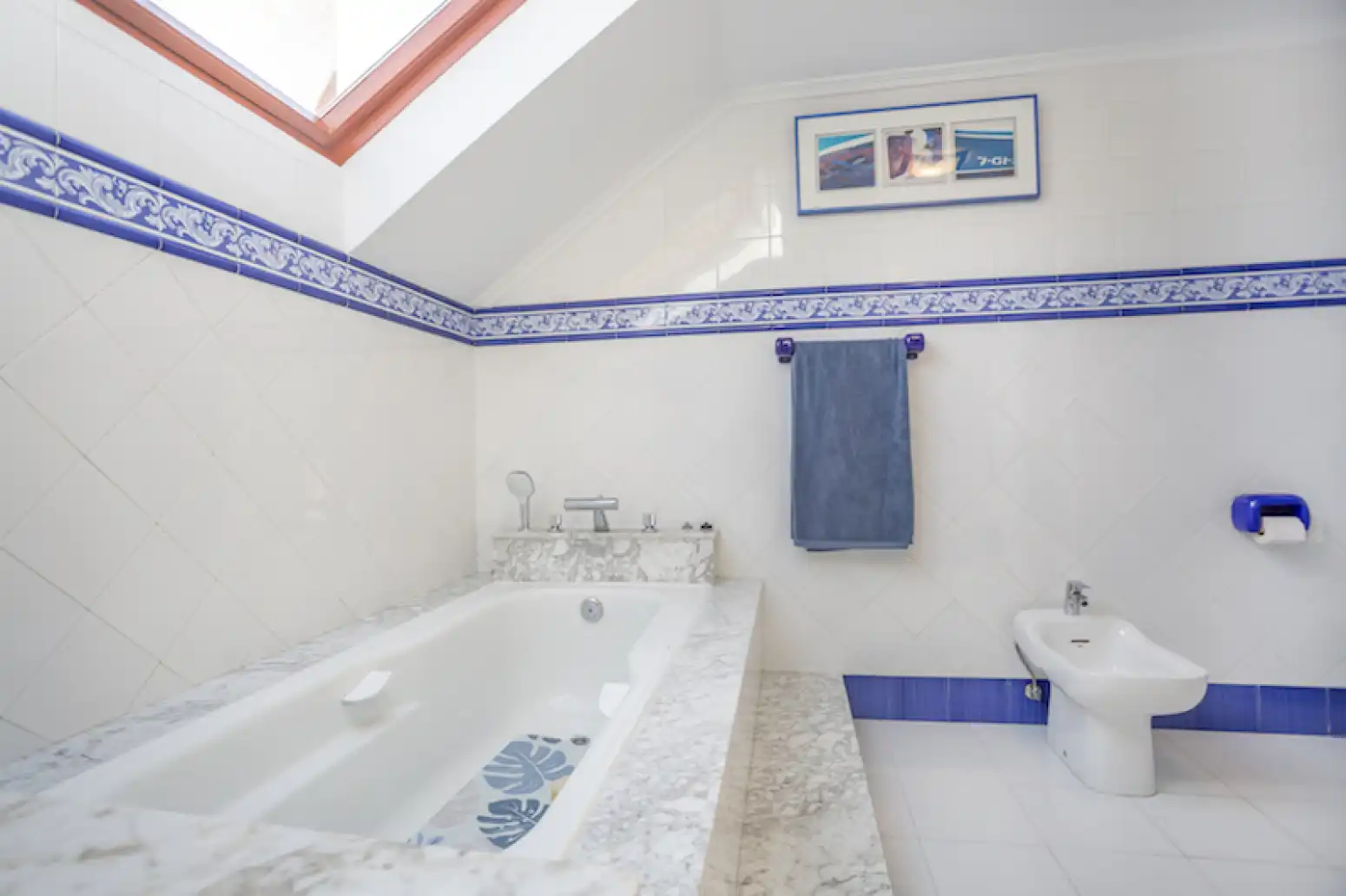 Bany de Casa o xalet en venda en Gijón  amb Calefacció, Parquet i Terrassa