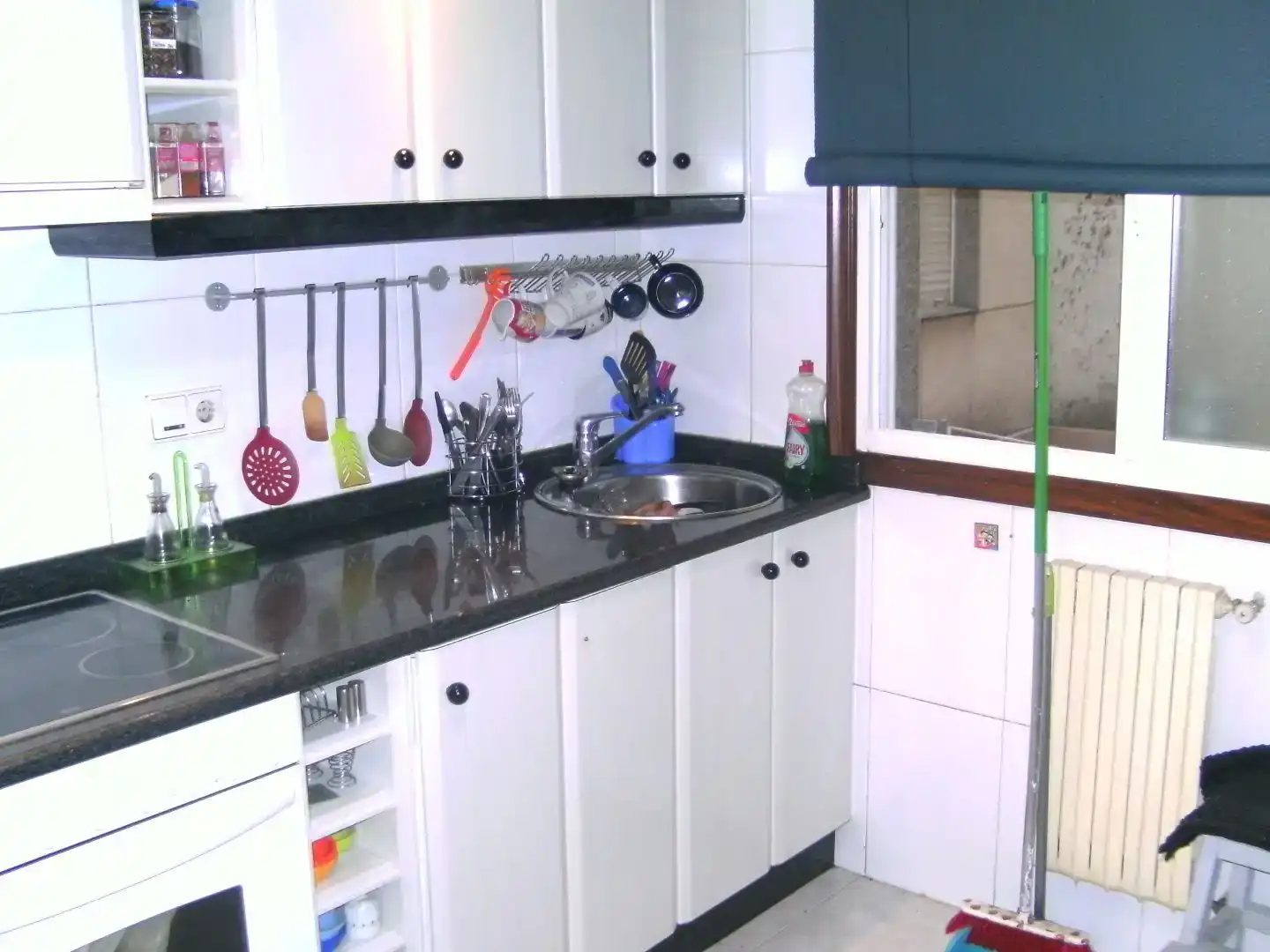 Cuina de Apartament per a compartir en Ourense Capital  amb Parquet i Moblat
