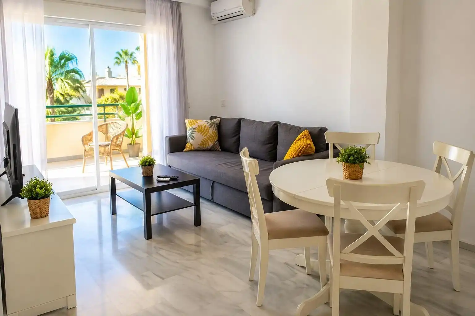 Sala d'estar de Apartament en venda en Estepona amb Jardí privat, Terrassa i Piscina comunitària