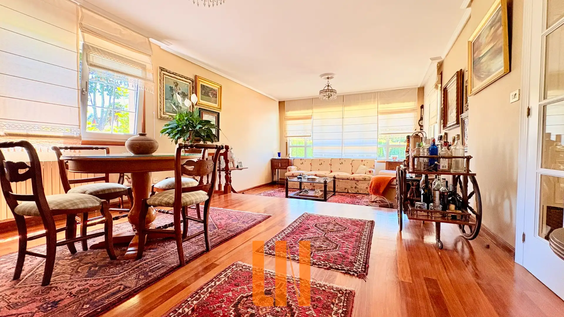 Sala d'estar de Casa o xalet en venda en Oleiros amb Calefacció, Jardí privat i Parquet