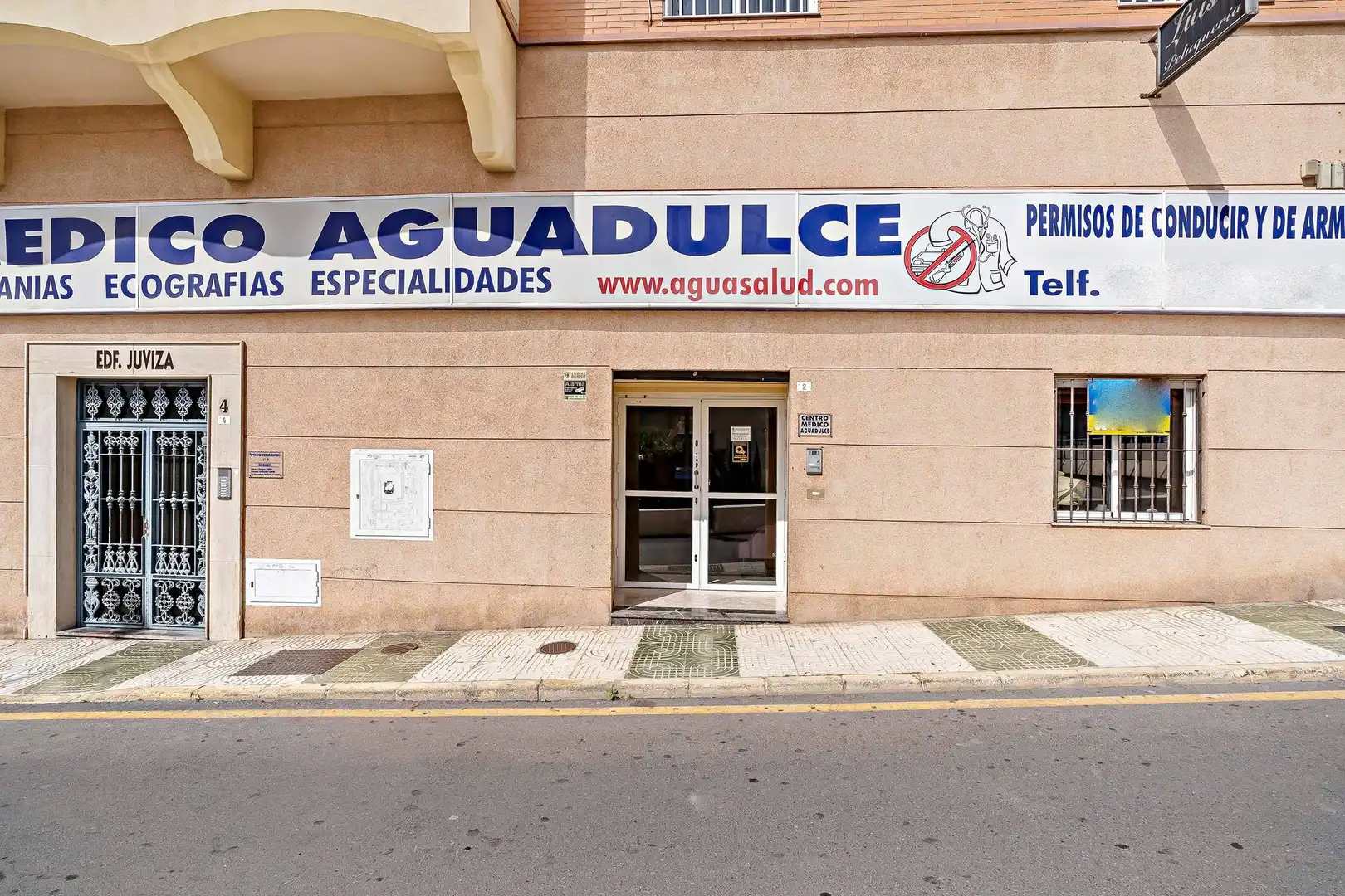 Außenansicht von Erdgeschoss zum Verkauf in Roquetas de Mar mit Terrasse