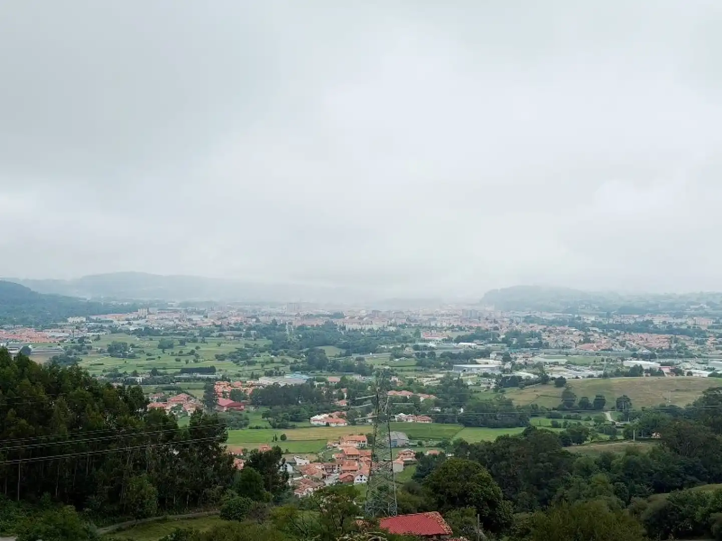 Vista exterior de Casa o xalet en venda en Torrelavega  amb Calefacció, Jardí privat i Traster