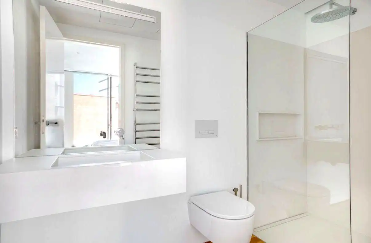 Bathroom of Apartments for rent in Madrid  with Air Conditioner, Heating and Storage room