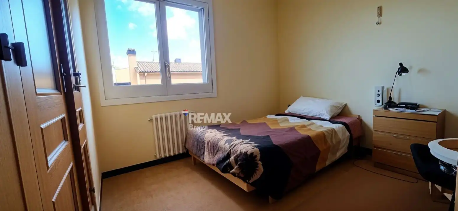 Habitación de Casa adosada en venta en Celrà con Aire acondicionado, Jardín privado y Terraza