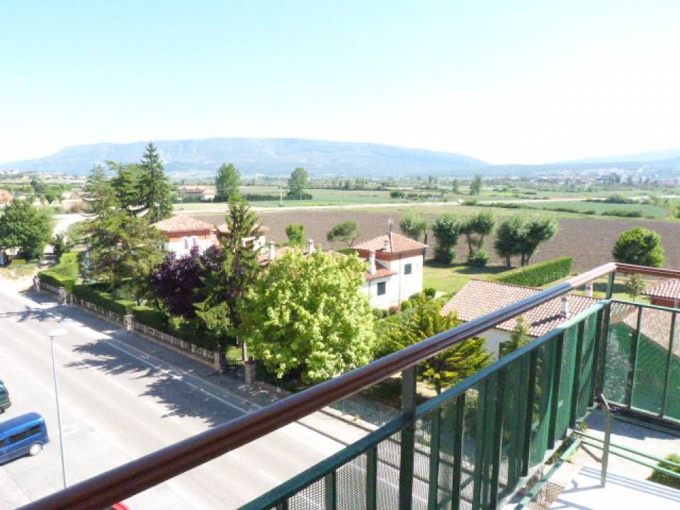 Vista exterior de Pis en venda en Villarcayo de Merindad de Castilla la Vieja amb Calefacció, Moblat i Balcó