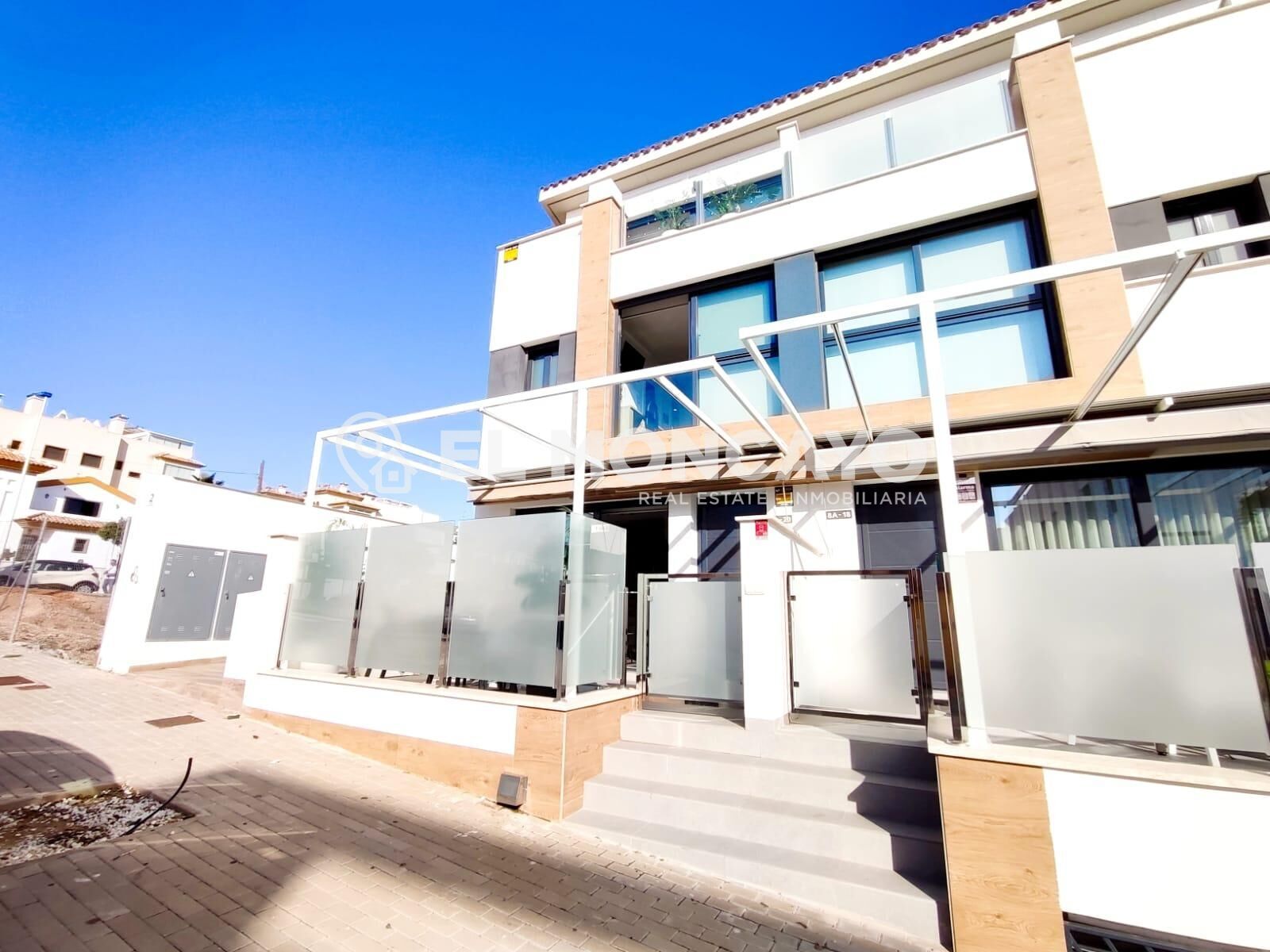 Vista exterior de Casa adosada en venda en Guardamar del Segura amb Aire condicionat, Calefacció i Terrassa
