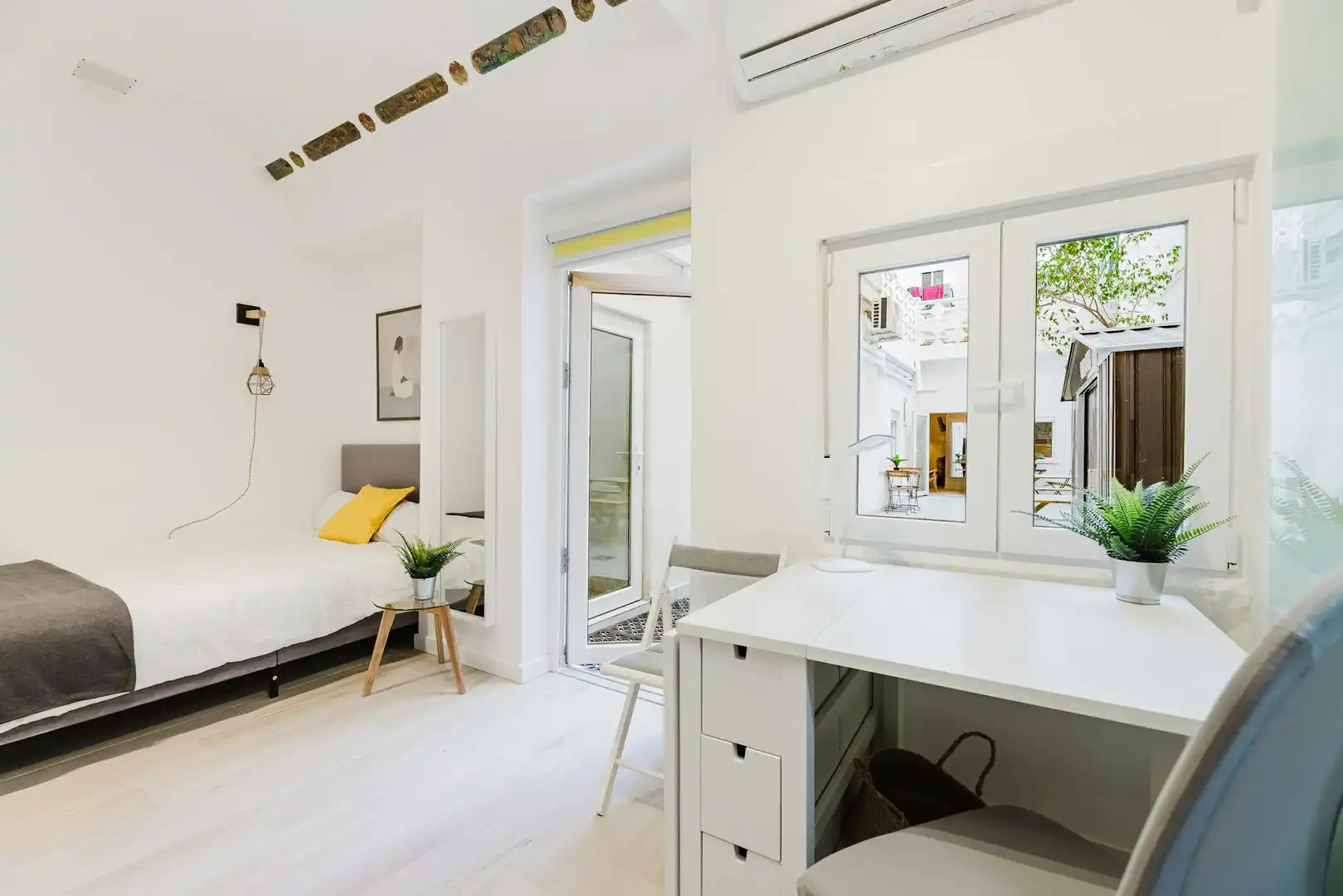 Schlafzimmer von Wohnung zur Miete in Valencia mit Klimaanlage, Waschmaschine und Fernseher