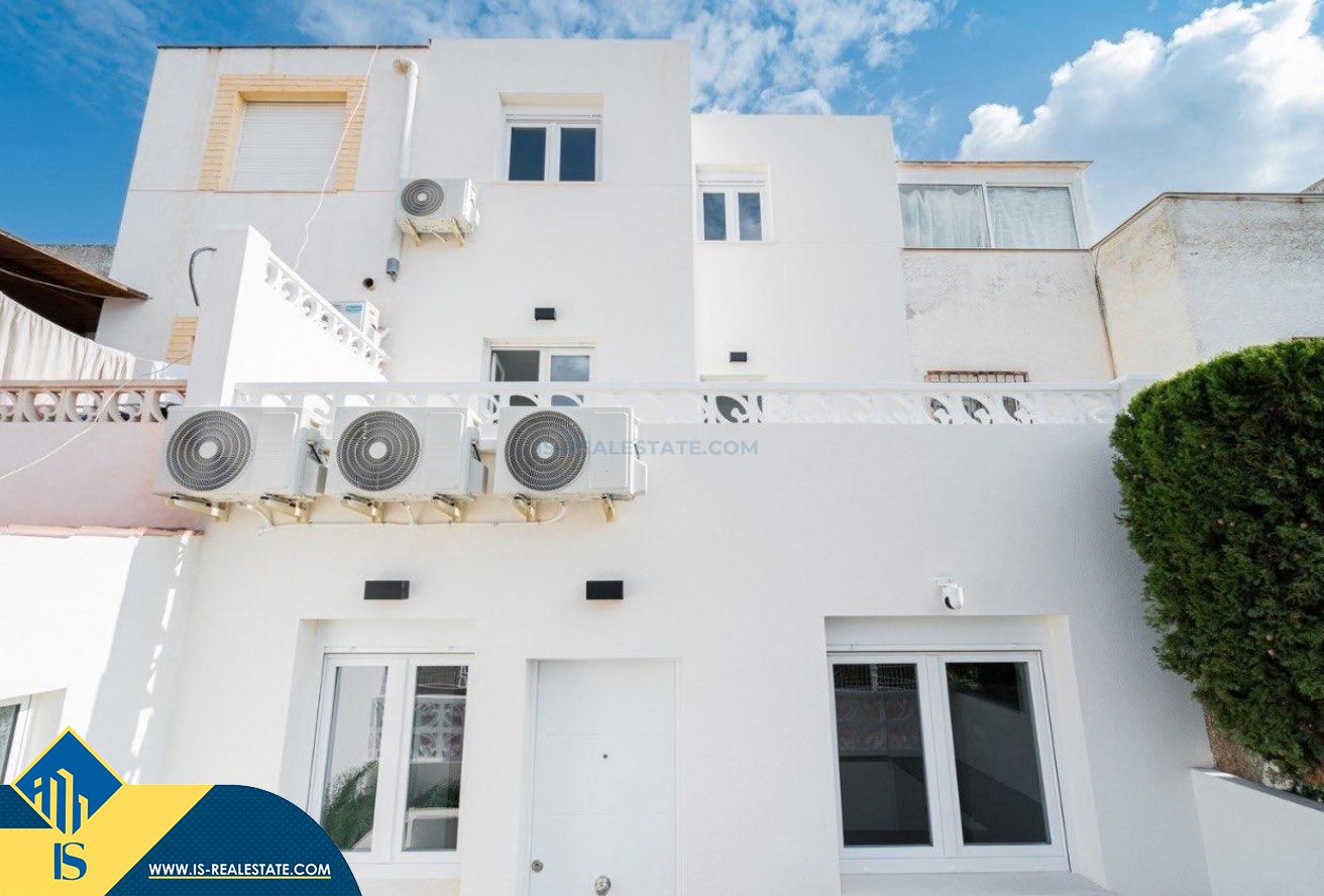 Vista exterior de Casa adosada en venda en Torrevieja amb Aire condicionat, Calefacció i Terrassa