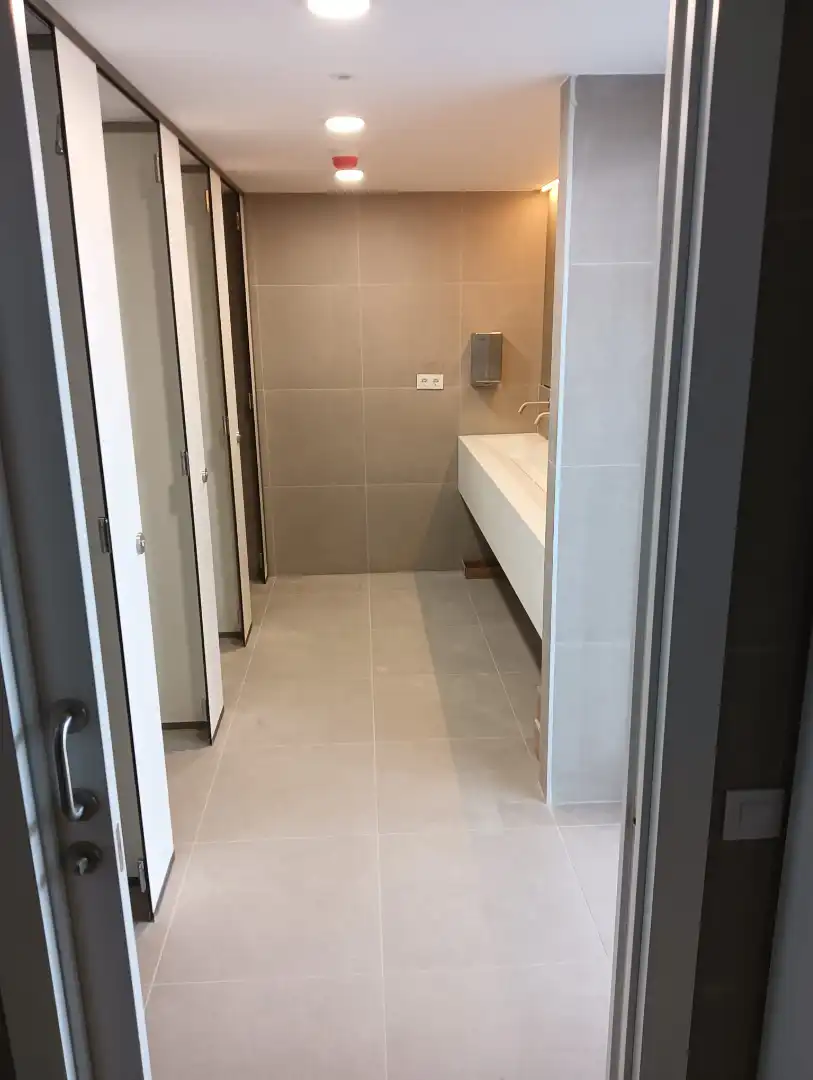 Baño de Local de alquiler en Barcelona con Aire acondicionado y Calefacción