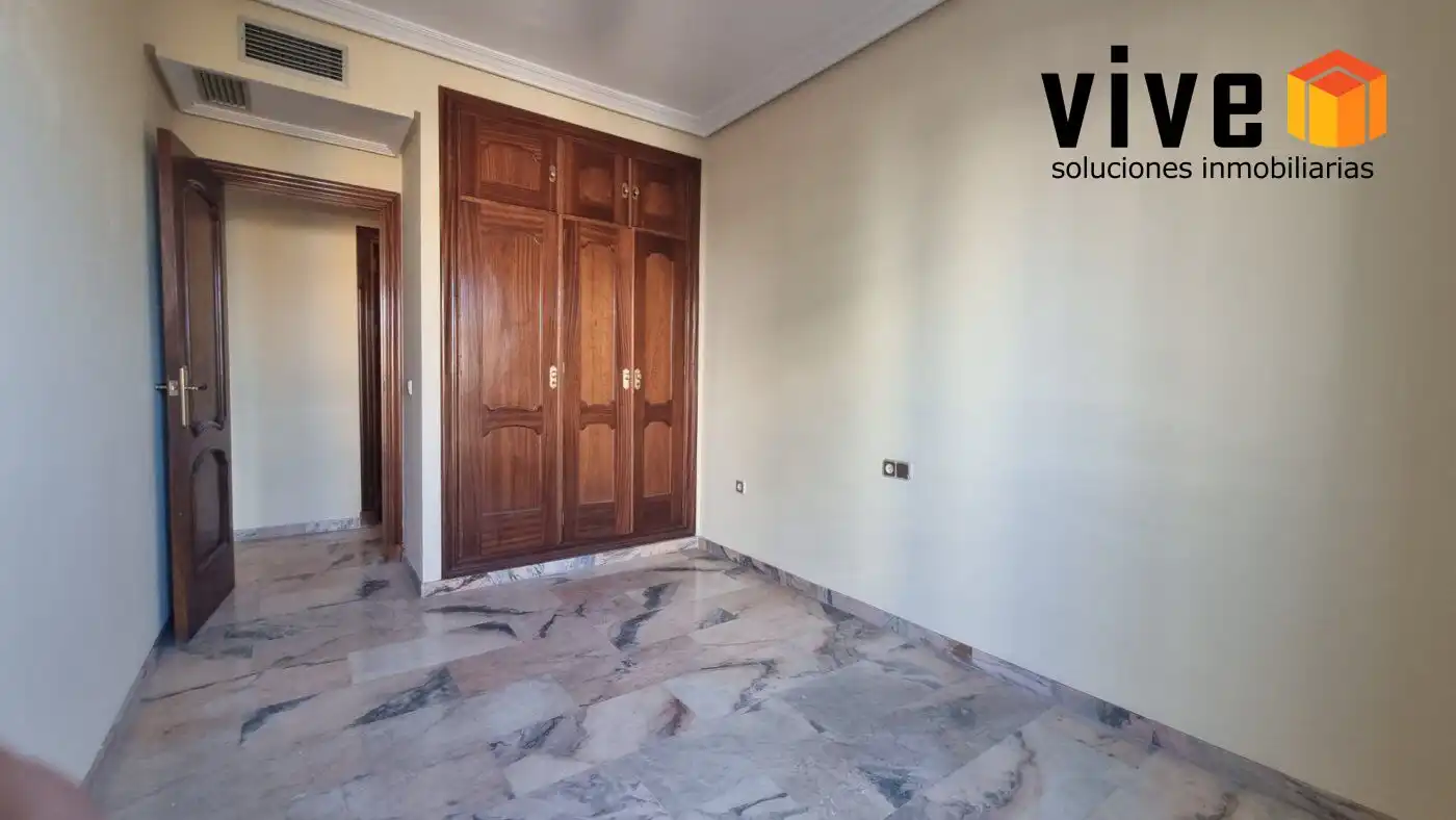 Wohnung zur Miete in Sevilla mit Klimaanlage, Terrasse und Abstellraum