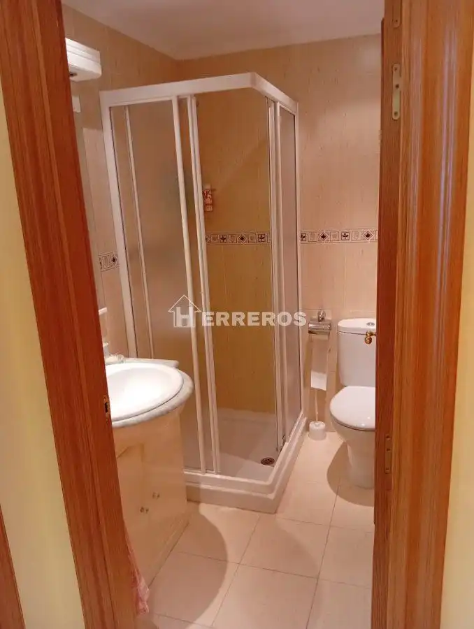 Baño de Piso en venta en Entrena con Calefacción, Terraza y Trastero