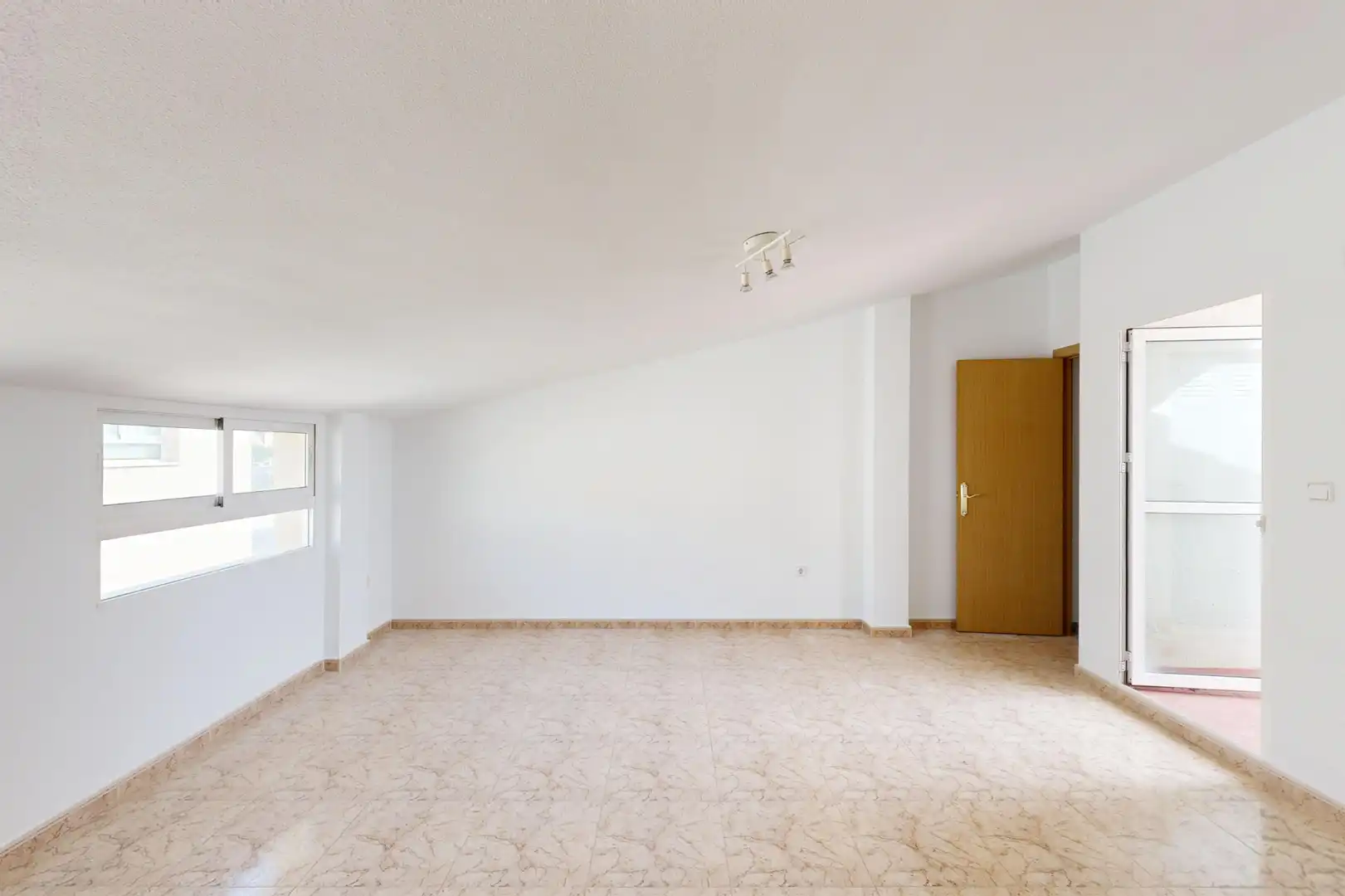 Sala de estar de Casa adosada en venta en Murcia con Aire acondicionado, Terraza y Trastero