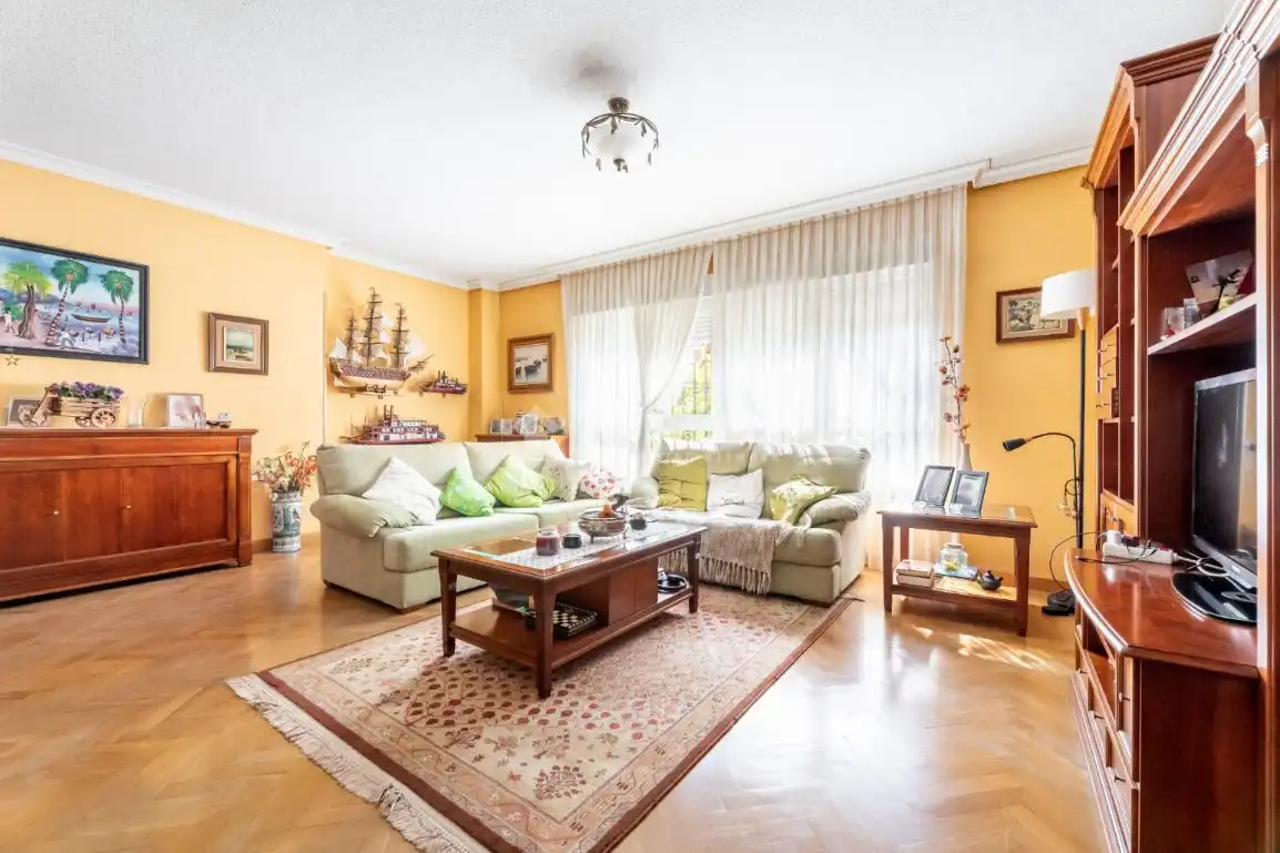 Sala de estar de Casa adosada en venta en Torrelodones con Calefacción, Jardín privado y Terraza