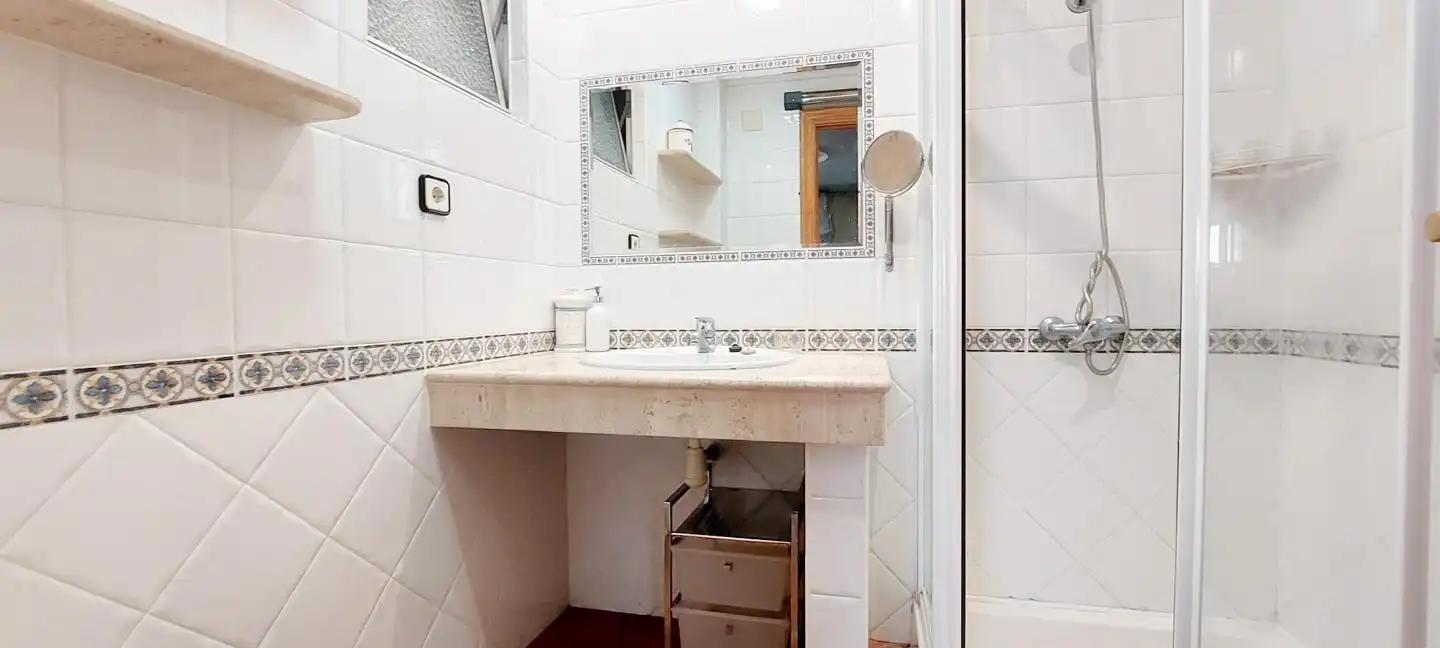 Baño de Piso de alquiler en Elche / Elx con Amueblado y Balcón