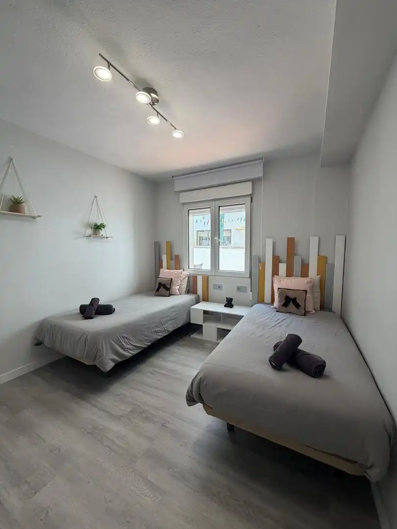 Schlafzimmer von Wohnung zur Miete in Gijón  mit Heizung, Terrasse und Balkon
