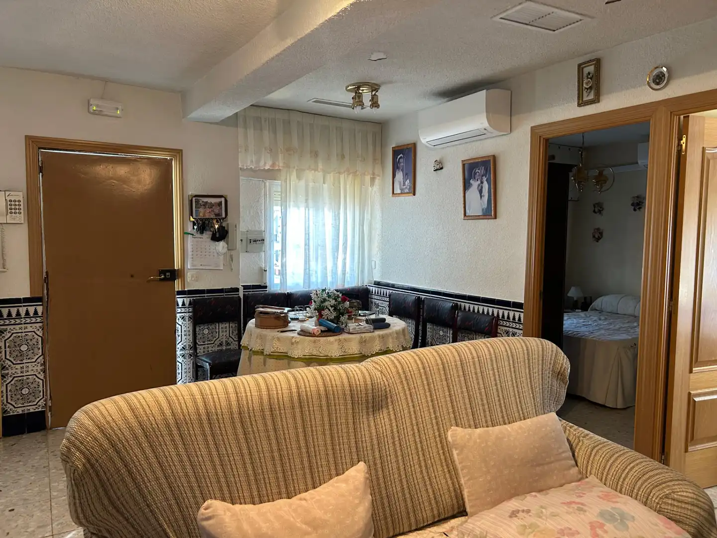Wohnzimmer von Einfamilien-Reihenhaus zum Verkauf in Santa Cruz del Retamar mit Klimaanlage, Heizung und Privatgarten