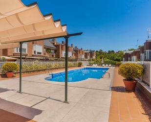 Swimming pool of Single-family semi-detached for sale in  Madrid Capital  with Air Conditioner and Terrace