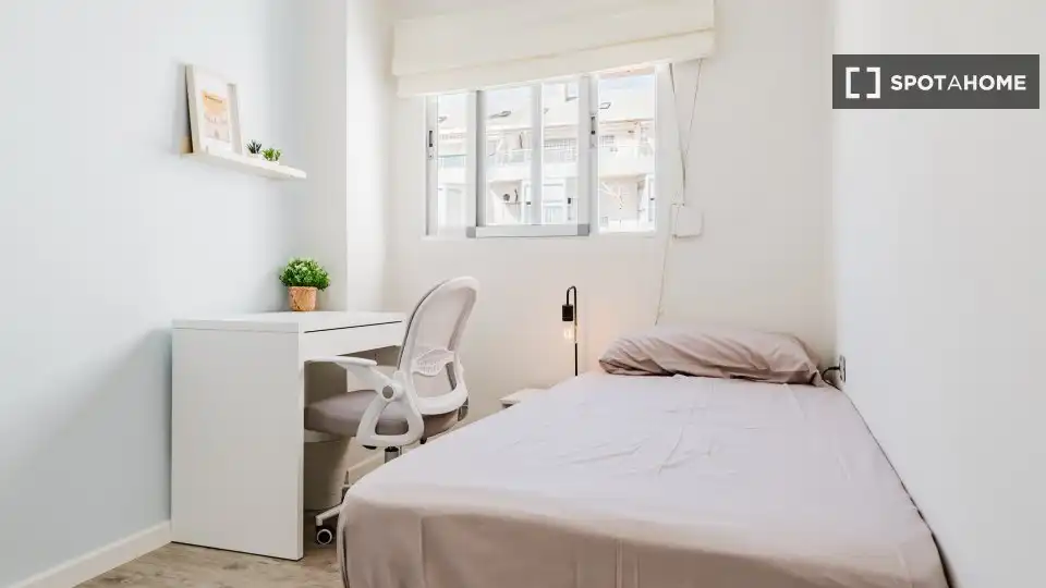 Habitación de Piso de alquiler en Valencia con Aire acondicionado, Calefacción y Amueblado