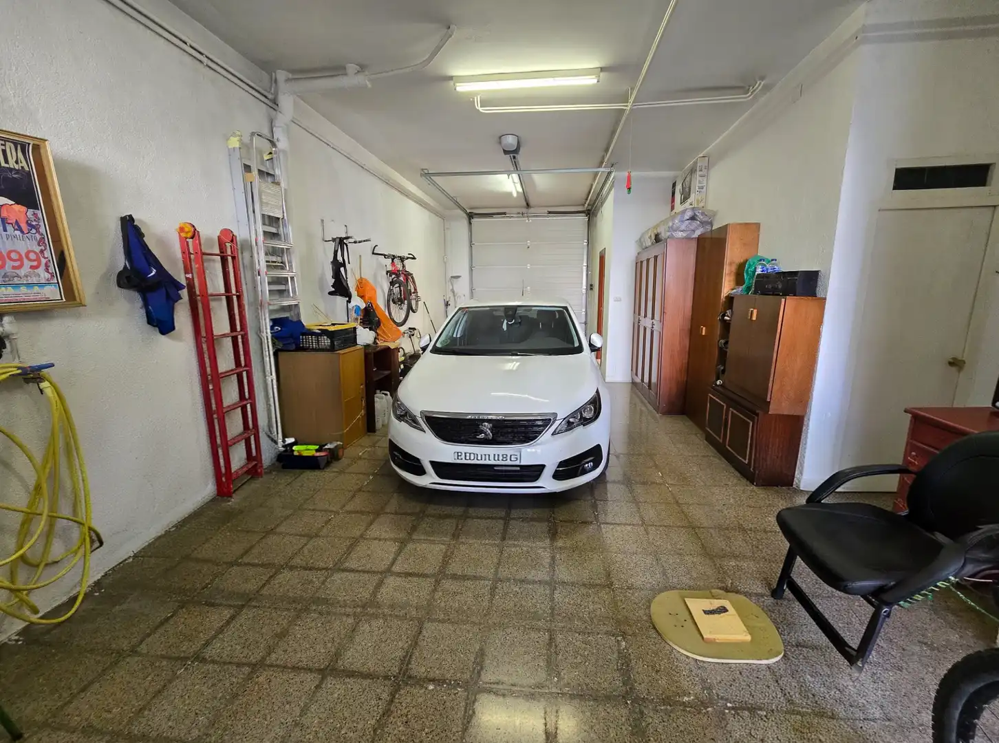 Parkplatz von Einfamilien-Reihenhaus zum Verkauf in Manlleu mit Heizung, Privatgarten und Terrasse